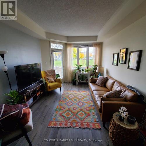 2-02 - 2420 Baronwood Drive, Oakville, ON - Indoor Photo Showing Living Room