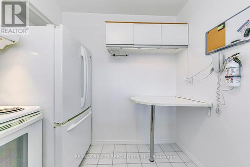 702 - 50 Kingsbridge Gardens, Mississauga, ON - Indoor Photo Showing Kitchen