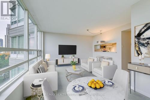 702 - 50 Kingsbridge Gardens, Mississauga, ON - Indoor Photo Showing Living Room