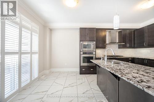 Upper - 4 Danfield Court, Brampton, ON - Indoor Photo Showing Kitchen With Upgraded Kitchen