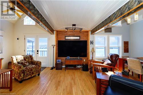 33 White Bear Court, Temagami, ON - Indoor Photo Showing Living Room