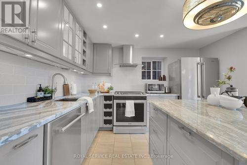 55 Barchard Street, Clarington (Newcastle), ON - Indoor Photo Showing Kitchen With Upgraded Kitchen