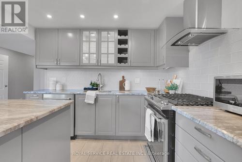 55 Barchard Street, Clarington (Newcastle), ON - Indoor Photo Showing Kitchen With Upgraded Kitchen