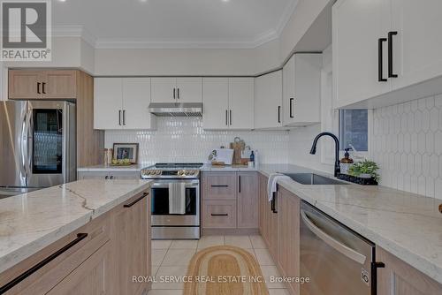 55 Barchard Street, Clarington (Newcastle), ON - Indoor Photo Showing Kitchen With Upgraded Kitchen