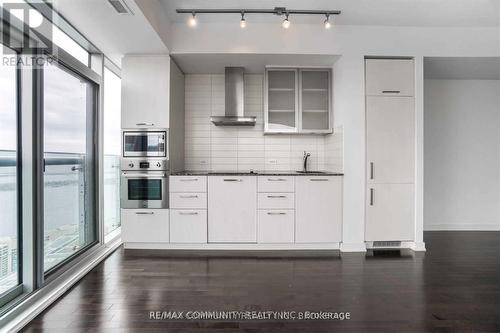 5611 - 14 York Street, Toronto, ON - Indoor Photo Showing Kitchen