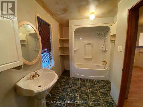 152 Duncan Avenue S, Kirkland Lake, ON - Indoor Photo Showing Bathroom