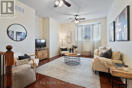 35 Personna Circle, Brampton (Credit Valley), ON - Indoor Photo Showing Living Room