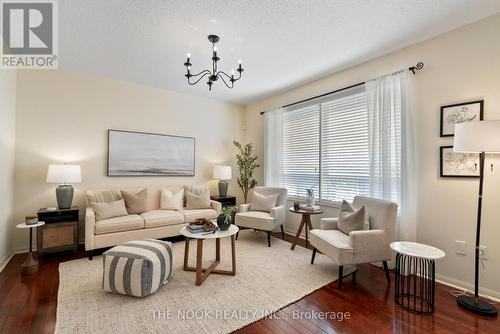 35 Personna Circle, Brampton (Credit Valley), ON - Indoor Photo Showing Living Room