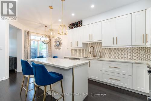 9 Upper Canada Court N, Halton Hills, ON - Indoor Photo Showing Kitchen With Upgraded Kitchen