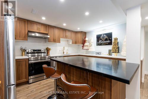 9 Upper Canada Court N, Halton Hills, ON - Indoor Photo Showing Kitchen With Upgraded Kitchen