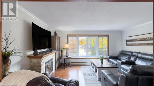 644 Scott Street, Kincardine, ON - Indoor Photo Showing Living Room With Fireplace