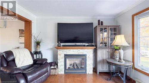 644 Scott Street, Kincardine, ON - Indoor Photo Showing Living Room With Fireplace