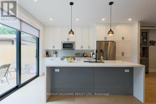 125 Leyton Avenue, Toronto, ON - Indoor Photo Showing Kitchen With Upgraded Kitchen