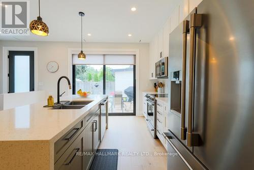 125 Leyton Avenue, Toronto, ON - Indoor Photo Showing Kitchen With Stainless Steel Kitchen With Double Sink With Upgraded Kitchen