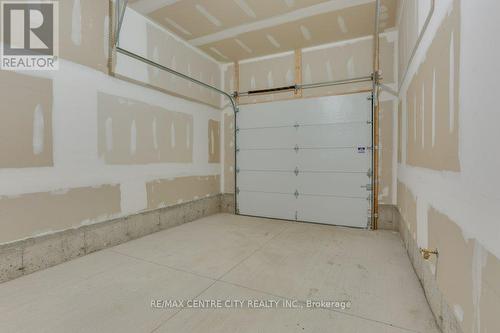 271 South Carriage Road, London, ON - Indoor Photo Showing Garage