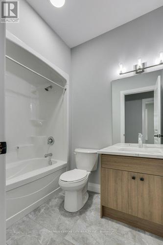 271 South Carriage Road, London, ON - Indoor Photo Showing Bathroom