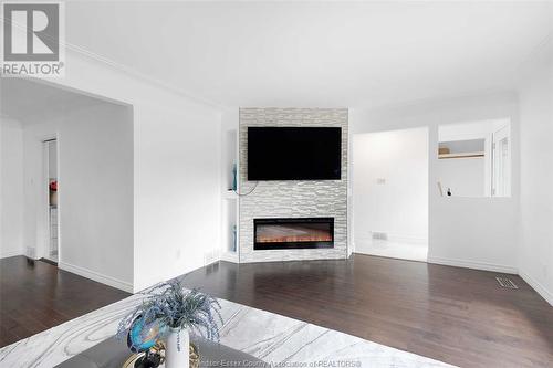 420 Eastlawn, Windsor, ON - Indoor Photo Showing Living Room With Fireplace