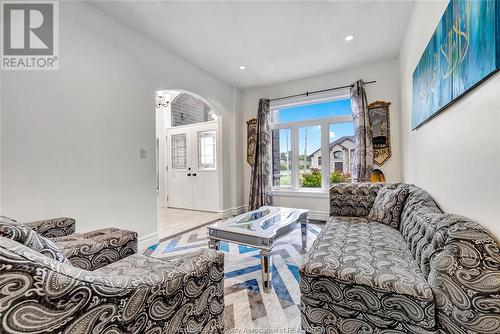 2685 Kevin Street, Lasalle, ON - Indoor Photo Showing Living Room