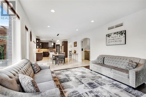 2685 Kevin Street, Lasalle, ON - Indoor Photo Showing Living Room