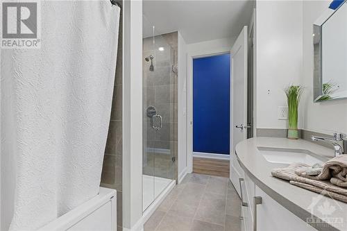 Main bath - separate tub and glass shower - 511 Gladstone Avenue Unit#5, Ottawa, ON - Indoor Photo Showing Bathroom