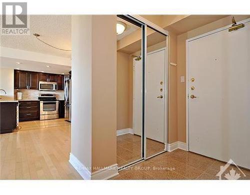 2205 - 500 Laurier Avenue W, Ottawa, ON - Indoor Photo Showing Kitchen