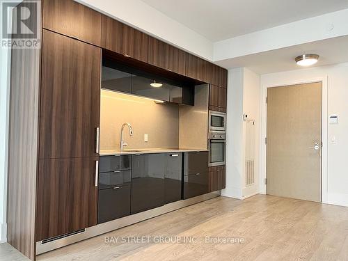 319 - 1 Edgewater Drive, Toronto, ON - Indoor Photo Showing Kitchen