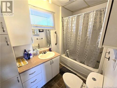 45 47 17E Rue, Edmundston, NB - Indoor Photo Showing Bathroom