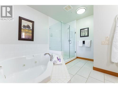 105 Village Centre Court Unit# 324 Lot# 43, Vernon, BC - Indoor Photo Showing Bathroom