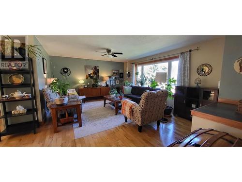 303 Delany Avenue, Slocan, BC - Indoor Photo Showing Living Room