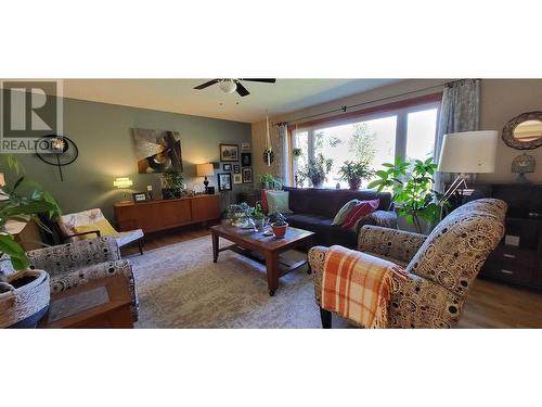 303 Delany Avenue, Slocan, BC - Indoor Photo Showing Living Room