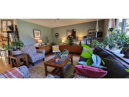 303 Delany Avenue, Slocan, BC - Indoor Photo Showing Living Room