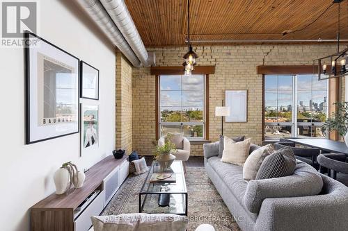 602 - 781 King Street W, Toronto, ON - Indoor Photo Showing Living Room