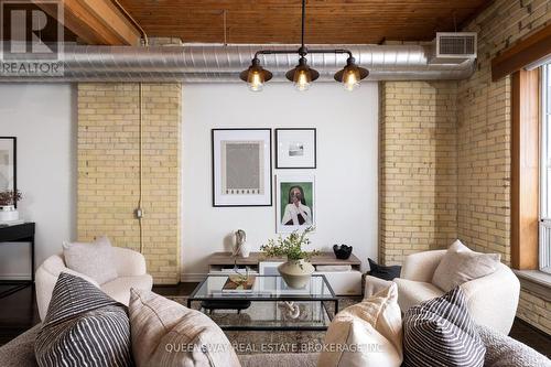 602 - 781 King Street W, Toronto, ON - Indoor Photo Showing Living Room