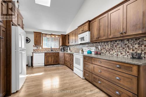 654 Classic Drive, London, ON - Indoor Photo Showing Kitchen