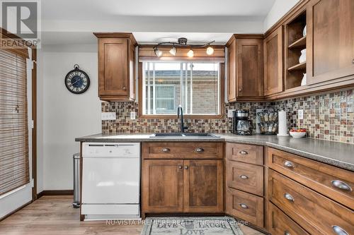 654 Classic Drive, London, ON - Indoor Photo Showing Kitchen With Double Sink