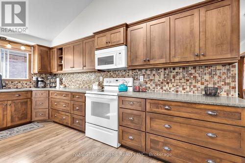 654 Classic Drive, London, ON - Indoor Photo Showing Kitchen