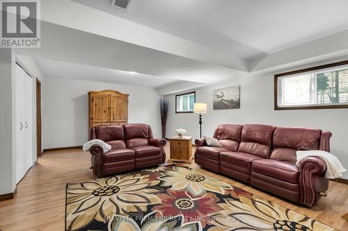 654 Classic Drive, London, ON - Indoor Photo Showing Living Room