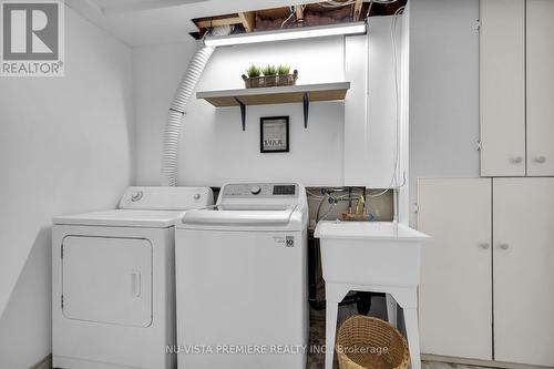 654 Classic Drive, London, ON - Indoor Photo Showing Laundry Room