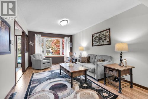 654 Classic Drive, London, ON - Indoor Photo Showing Living Room