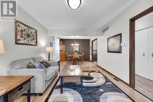 654 Classic Drive, London, ON - Indoor Photo Showing Living Room