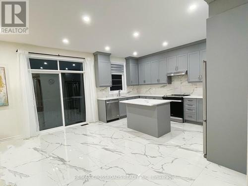 68 Kentledge Avenue, East Gwillimbury, ON - Indoor Photo Showing Kitchen With Upgraded Kitchen