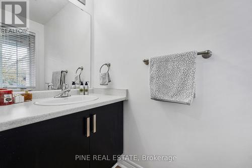 45 Waterbridge Street, Hamilton, ON - Indoor Photo Showing Bathroom