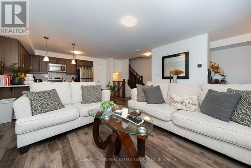 540 Bellflower Court, Milton, ON - Indoor Photo Showing Living Room