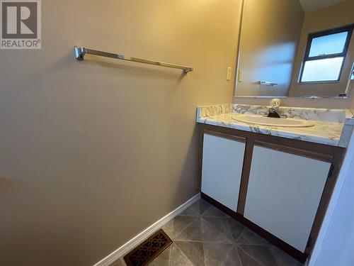 208 Willow Drive, Tumbler Ridge, BC - Indoor Photo Showing Bathroom