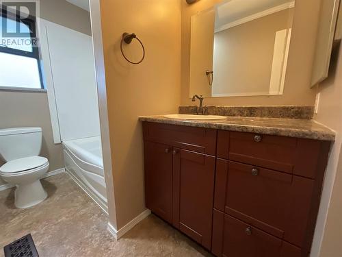 208 Willow Drive, Tumbler Ridge, BC - Indoor Photo Showing Bathroom