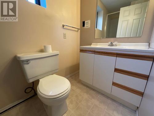 208 Willow Drive, Tumbler Ridge, BC - Indoor Photo Showing Bathroom