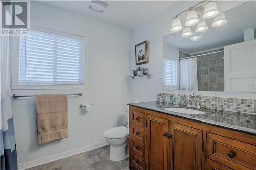 2nd Floor Bath - 908 Lasalle Street, Cornwall, ON - Indoor Photo Showing Bathroom