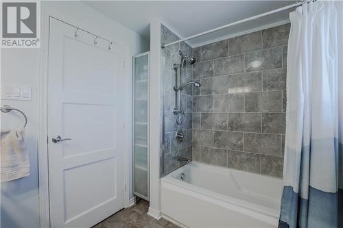 2nd Floor Bath - 908 Lasalle Street, Cornwall, ON - Indoor Photo Showing Bathroom