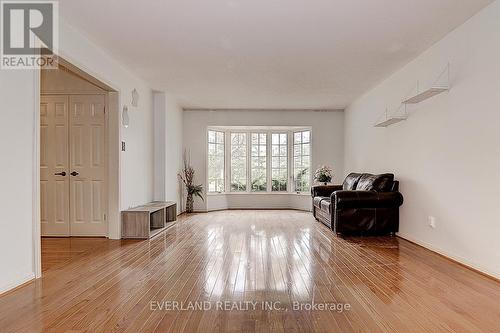 99 Burndean Court, Richmond Hill, ON - Indoor Photo Showing Living Room