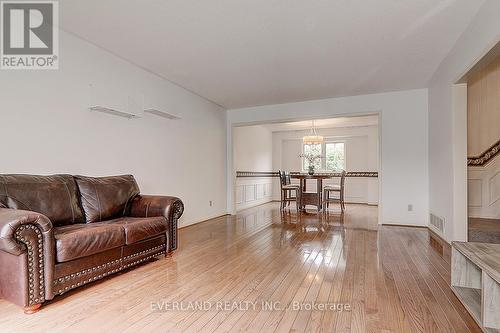 99 Burndean Court, Richmond Hill, ON - Indoor Photo Showing Living Room